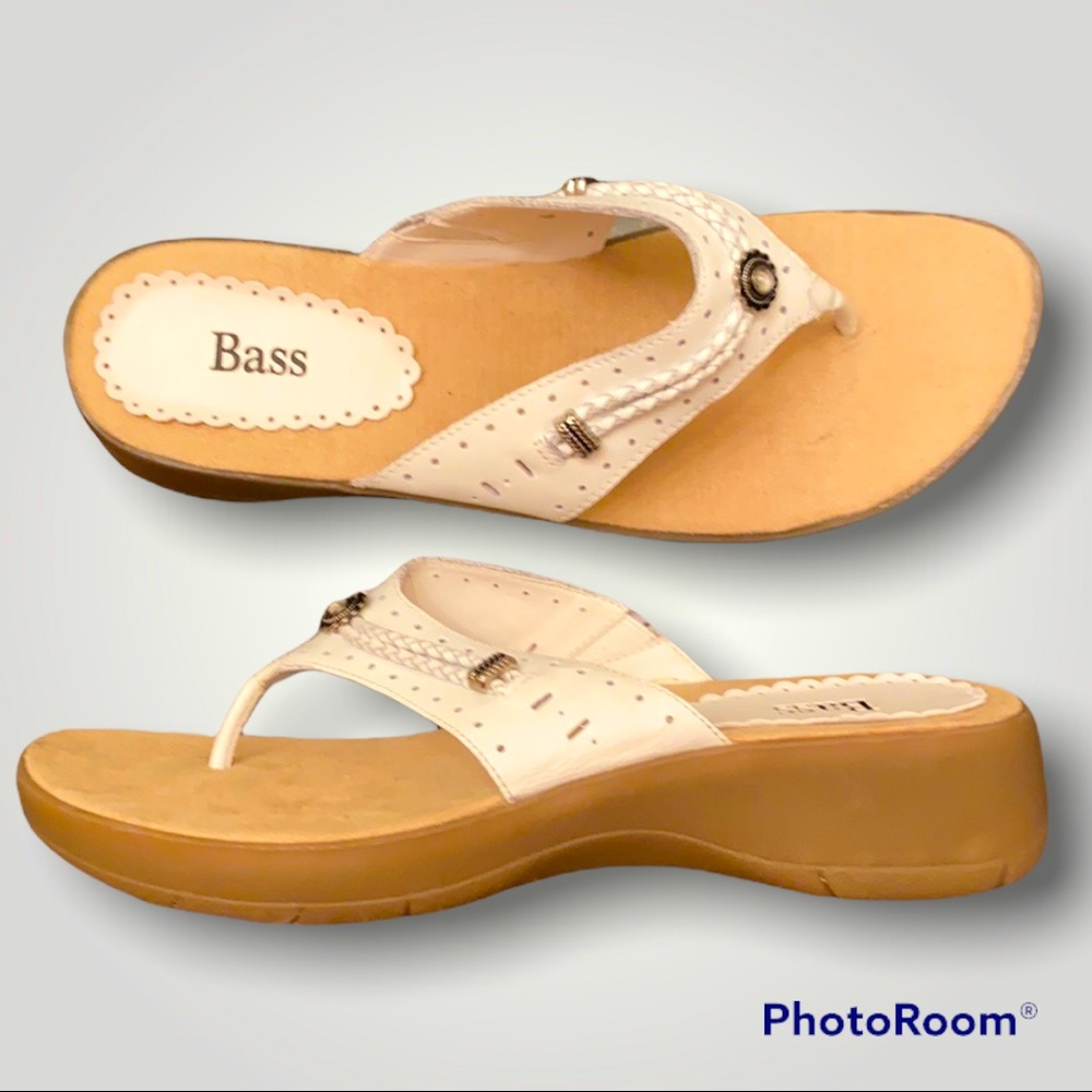 NWOT Bass Delray Sandals Thongs White Leather Braid Silver Tone Accent SZ 9 1/2